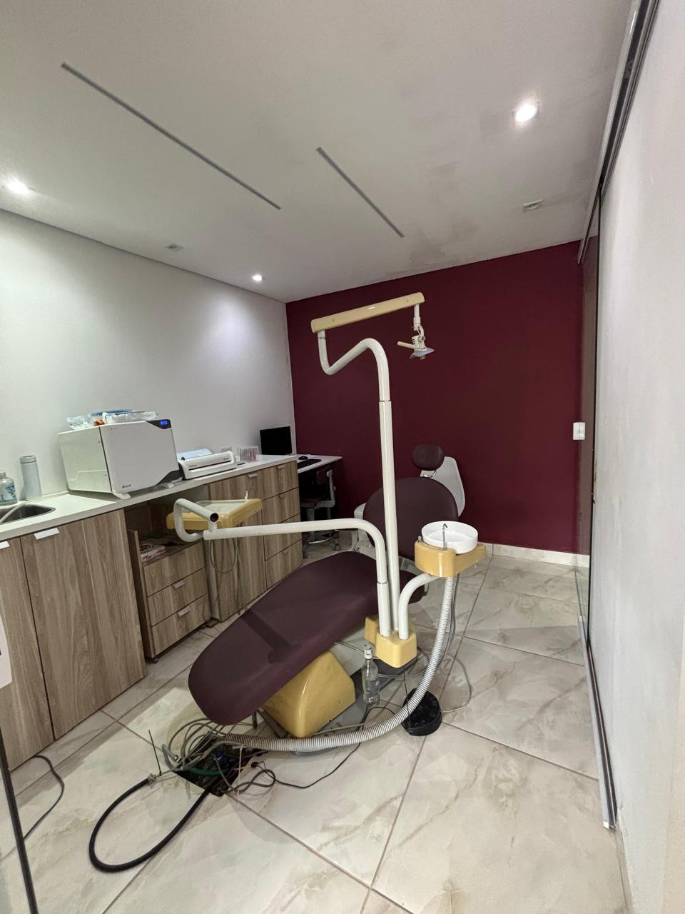 Consultório com equipamentos odontológicos do Dr. Cláudio R. Costa